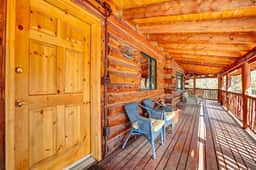 Charming Log Cabin!