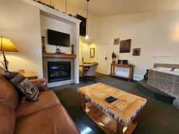 Cimmaron Suite 212- With Seasonal Pool Access