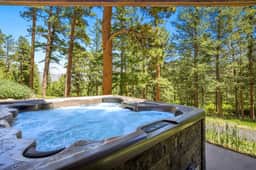 Luxury and Privacy- 30 Days or More with a Hot Tub
