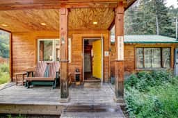 Riverside`s Hideout Cabin- With Hot Tub!