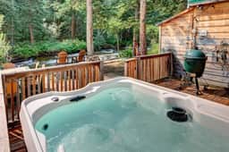 Riverside`s Hideout Cabin- With Hot Tub!