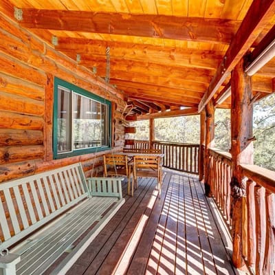 Charming Log Cabin!
