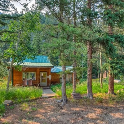Riverside`s Hideout Cabin- With Hot Tub!