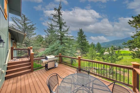 Bear Tracks- Game Room with a Big Backyard!