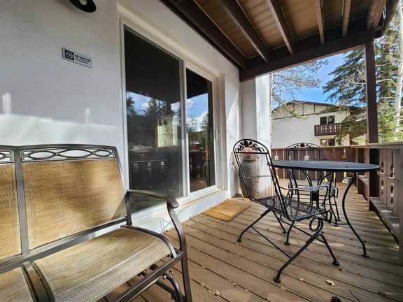 Cascade Suite 225- With Seasonal Pool Access!