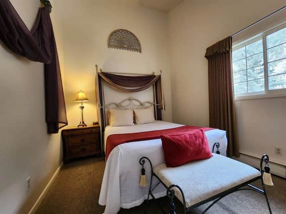 Cascade Suite 226- With Seasonal Pool Access