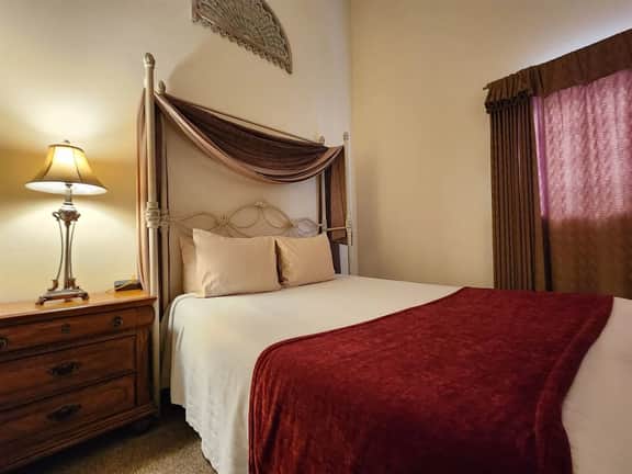 Cascade Suite 226- With Seasonal Pool Access