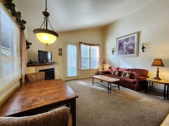 Cascade Suite 226- With Seasonal Pool Access
