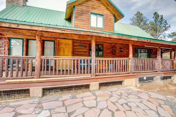 Charming Log Cabin!