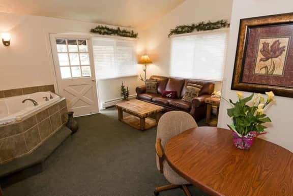 Cimmaron Suite 212- With Seasonal Pool Access