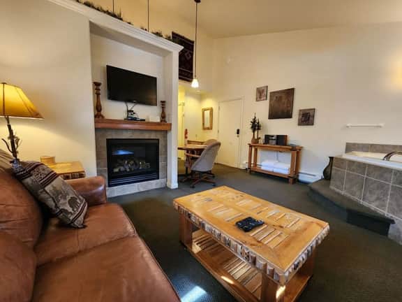 Cimmaron Suite 212- With Seasonal Pool Access
