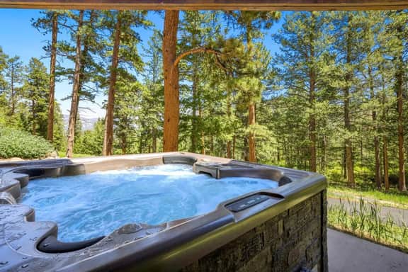 Luxury and Privacy- 30 Days or More with a Hot Tub