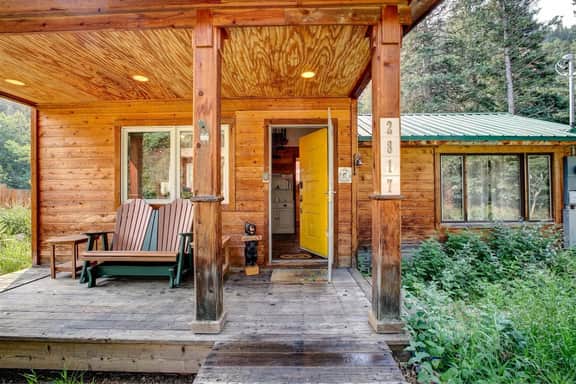 Riverside`s Hideout Cabin- With Hot Tub!