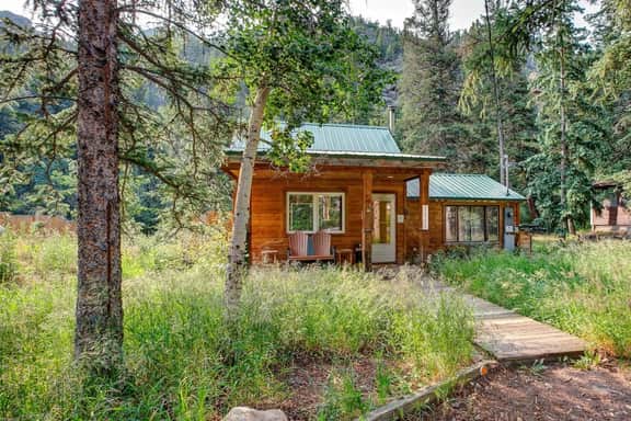 Riverside`s Hideout Cabin- With Hot Tub!