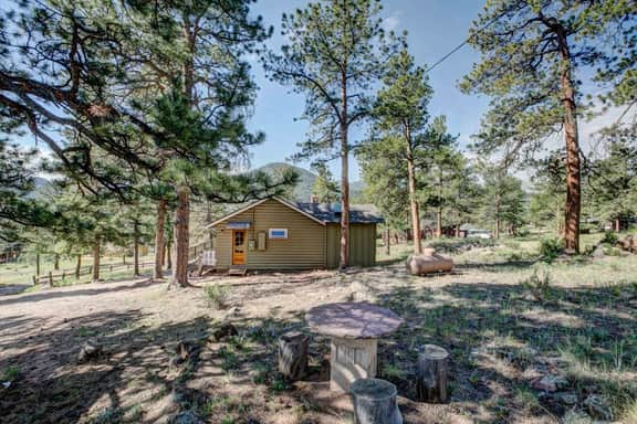 Crooked Pine Cottage-Close to the RMNP