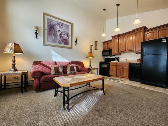 Cascade Suite 226- With Seasonal Pool Access