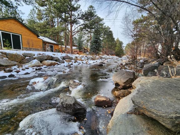 Cascade Suite 225- With Seasonal Pool Access!