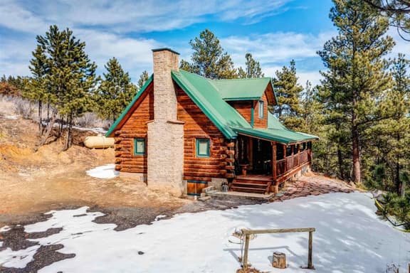 Charming Log Cabin!