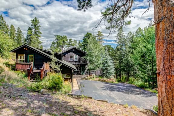 Luxury and Privacy- 30 Days or More with a Hot Tub