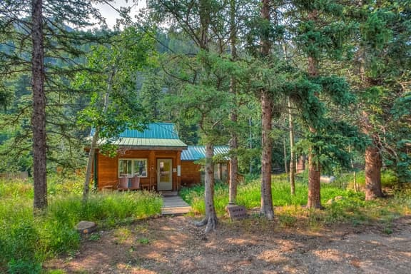 Riverside`s Hideout Cabin- With Hot Tub!