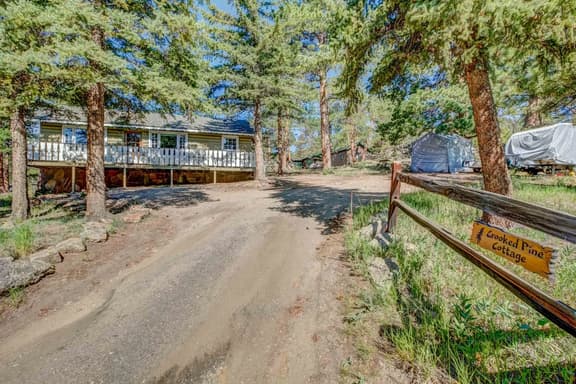 Crooked Pine Cottage-Close to the RMNP