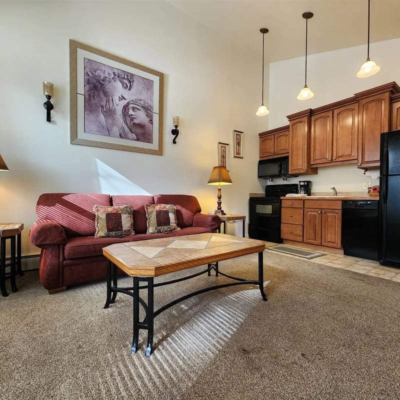 Cascade Suite 226- With Seasonal Pool Access